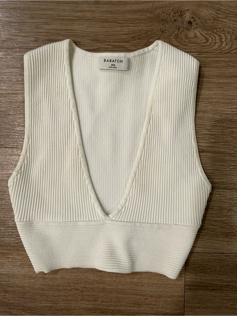 Aritzia Babaton Off Whire Ribbed V-Neck Crop Tank